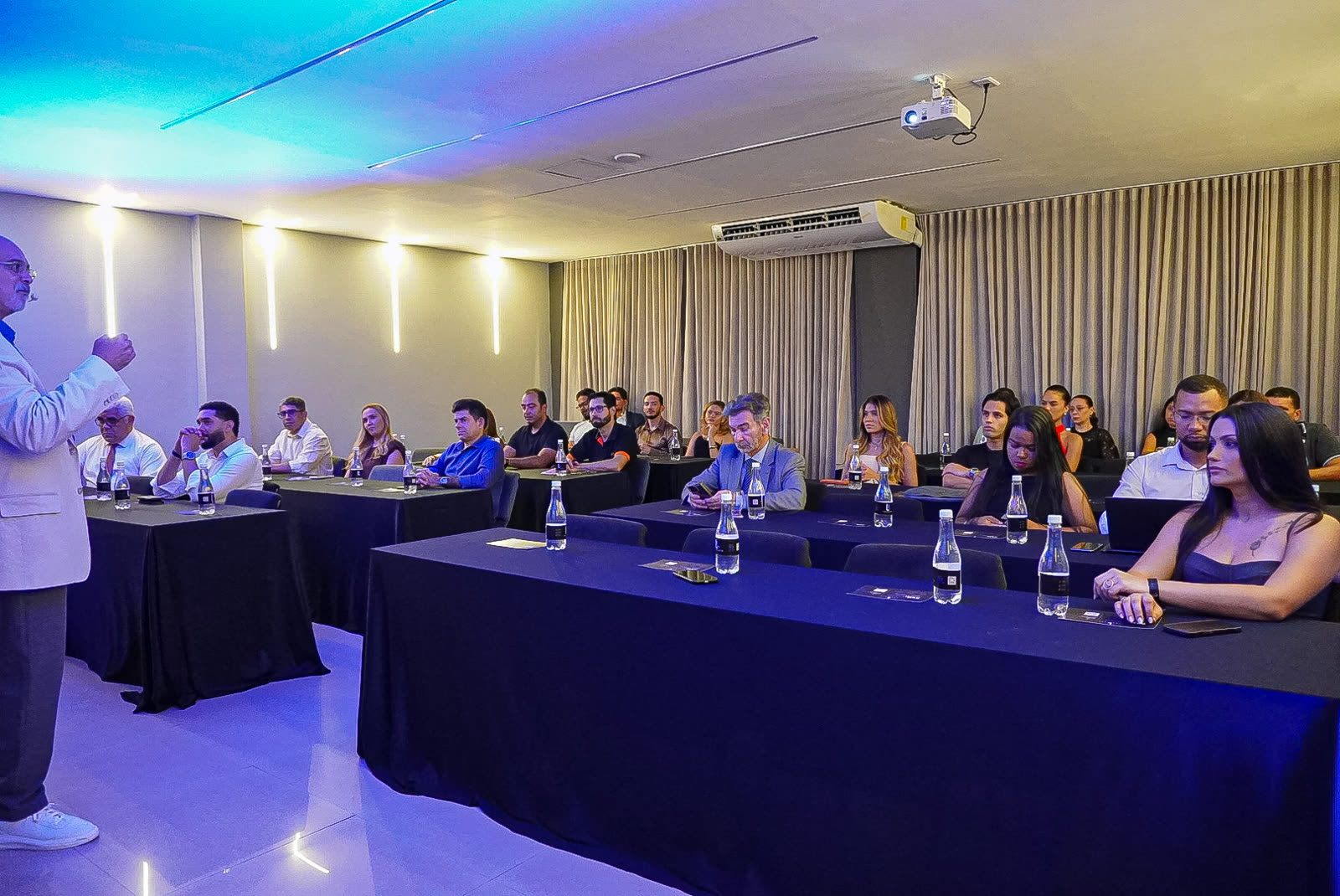 Sala cheia durante o lançamento do Hub Lovelace